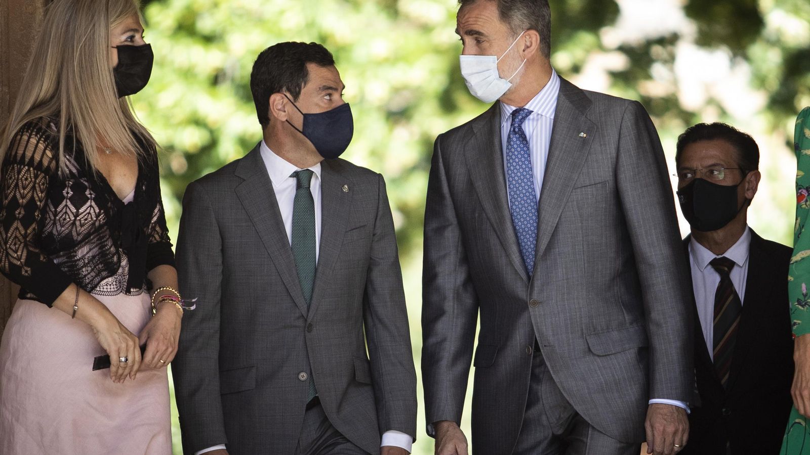 Luis Salvador, al fondo a la derecha, tras Juanma Moreno y el rey Felipe VI.