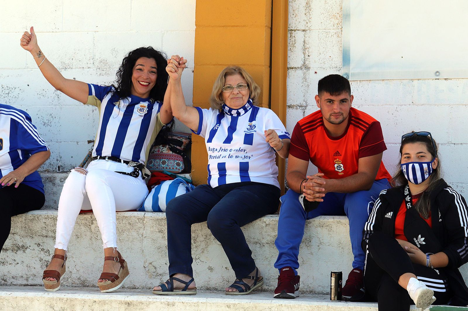 Imágenes de la afición más fiel del Recre en su visita al campo del Antoniano
