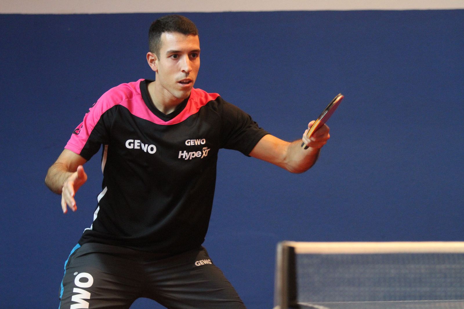 Álvaro Robles, subcampeón de la Liga India en tenis de mesa, durante un entrenamiento en la AD Hispanidad