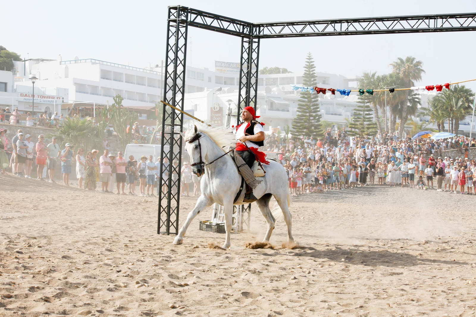 La carrera de cintas y la exhibición de caballos de los Moros y Cristianos de Mojácar, en imágenes