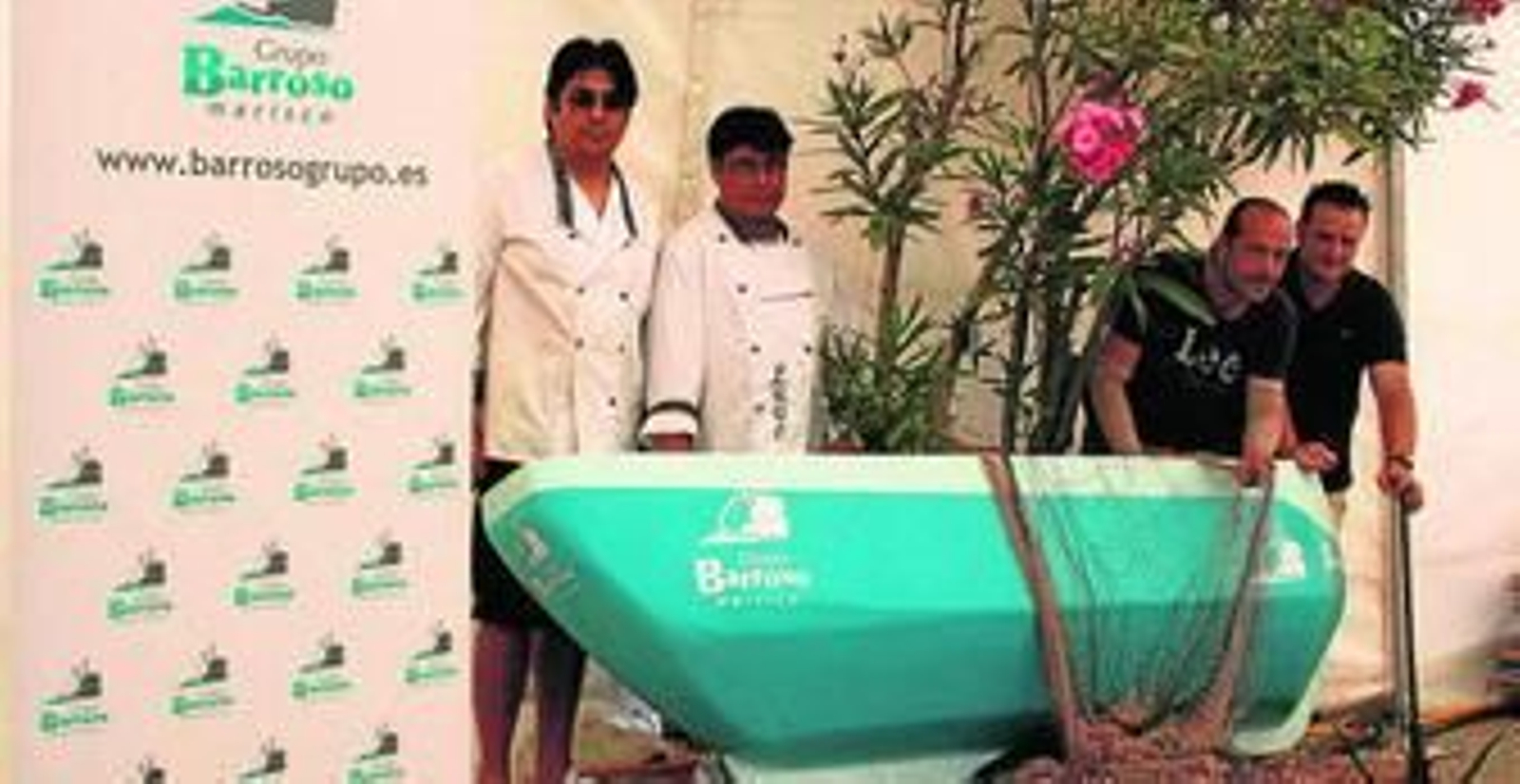 1. El timonel, Javier Fernández Barroso, y el contramaestre, José Antonio García (a la derecha), junto a dos de los tripulantes, tras el desembarco en Matalascañas. 2. Una mariscada preparada para su elaboración. 3. Detalle interior de la carpa ignífuga que se ha instalado en la rotonda de La Peña 4. La paella terminando de cocinarse. Ya sólo queda lo más importante: degustarla. 5. El interior de la carpa de 600 m2 tiene detalles marineros para crear un mejor entorno. 6. Uno de los barcos pesqueros del Grupo Barroso, atracado en su original Galicia.