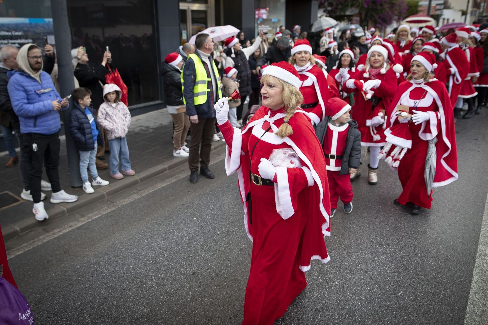 Única en España: las mejores imágenes de la cabalgata con 200 Mamá Noel en Otura