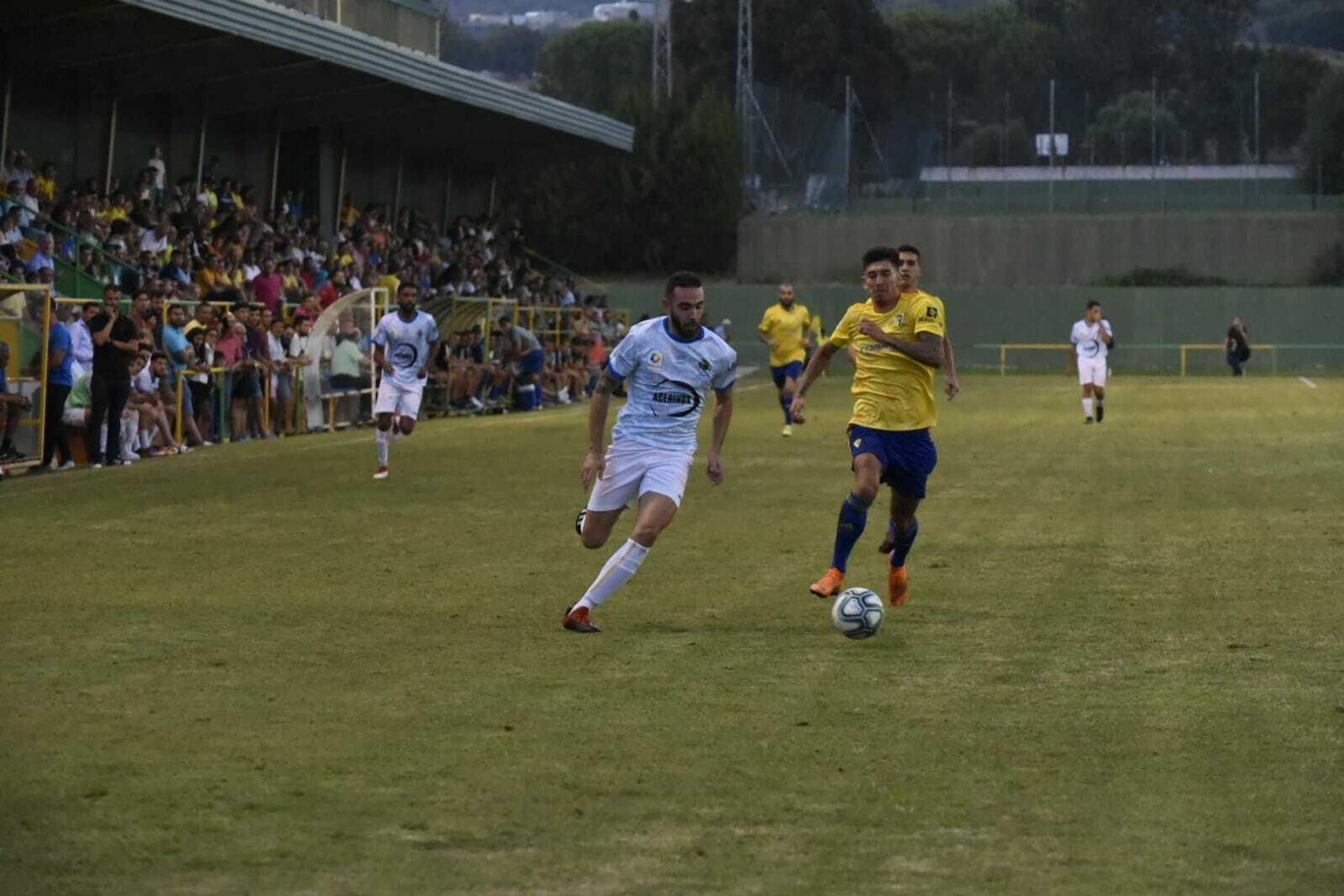 Rhyner trata de cortar el avance de un jugador barreño.