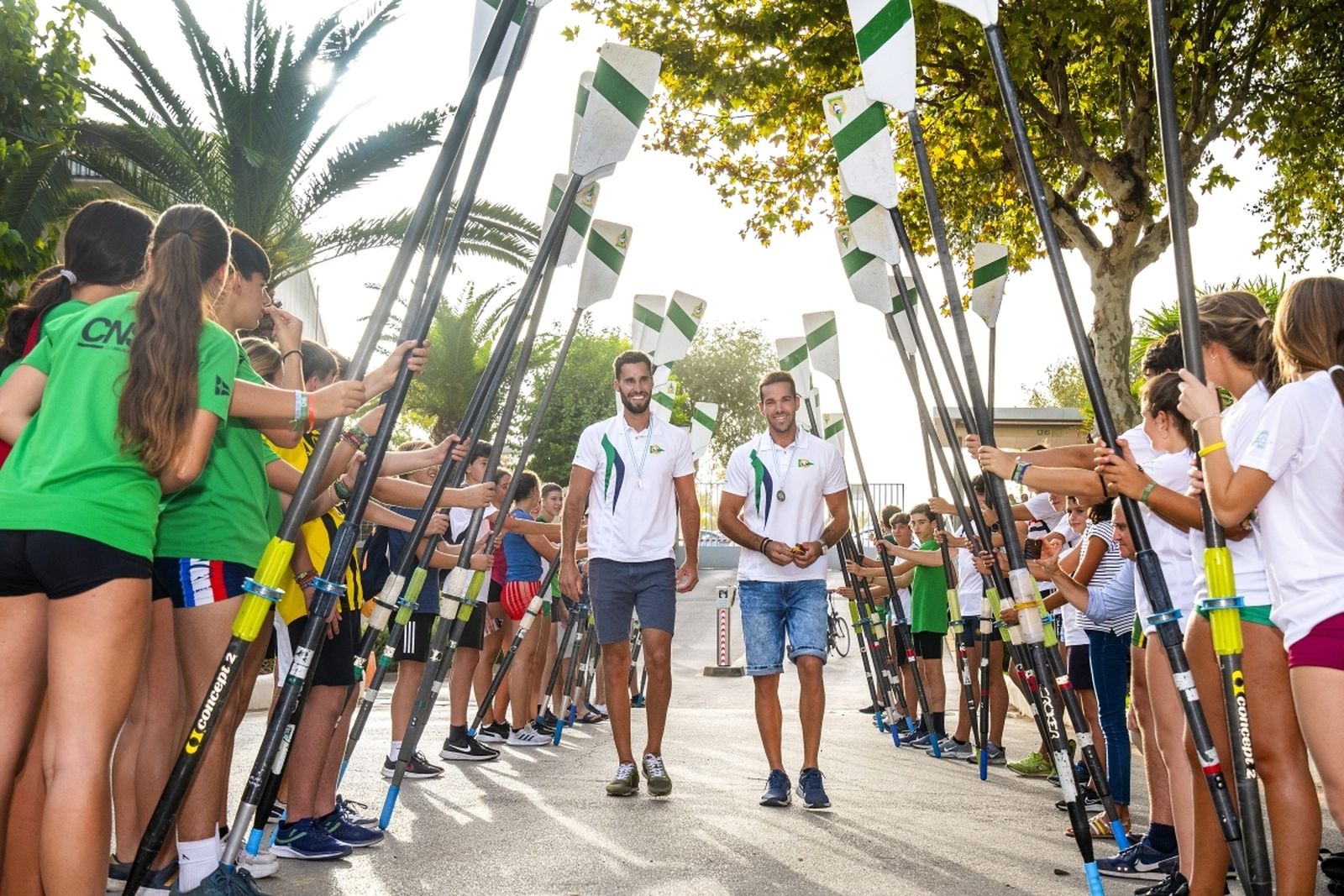 Los remeros del Náutico homenajean a Jaime Canalejo y Javier García.