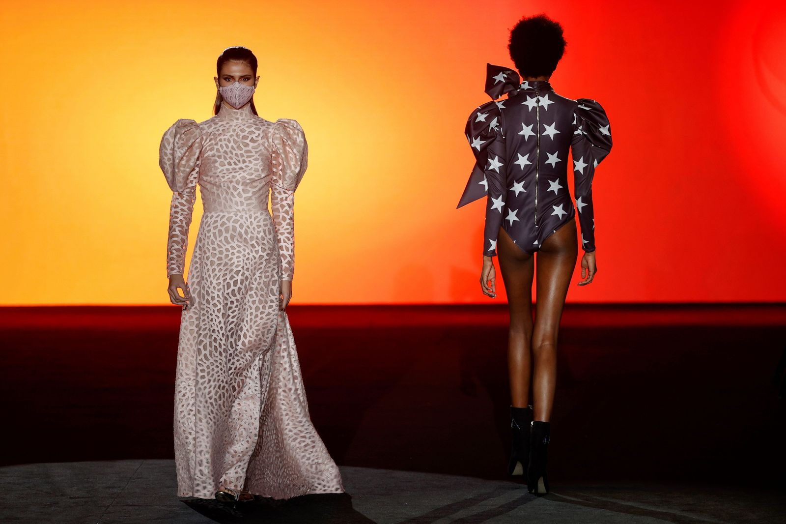 Vestidos de Hannibal Laguna con tejidos repelentes a las bacterias.