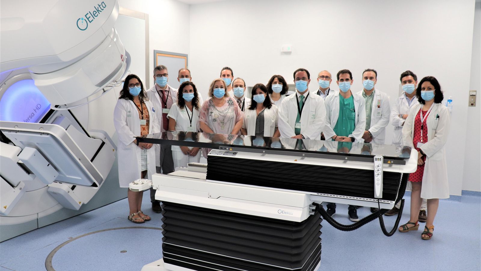 Foto de familia del Servicio de Radiofísica y autoridades sanitarias.