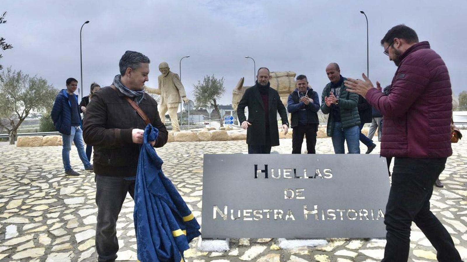 Momento en el que se ha descubierto la placa que da nombre al conjunto escultórico que embellece la rotonda.