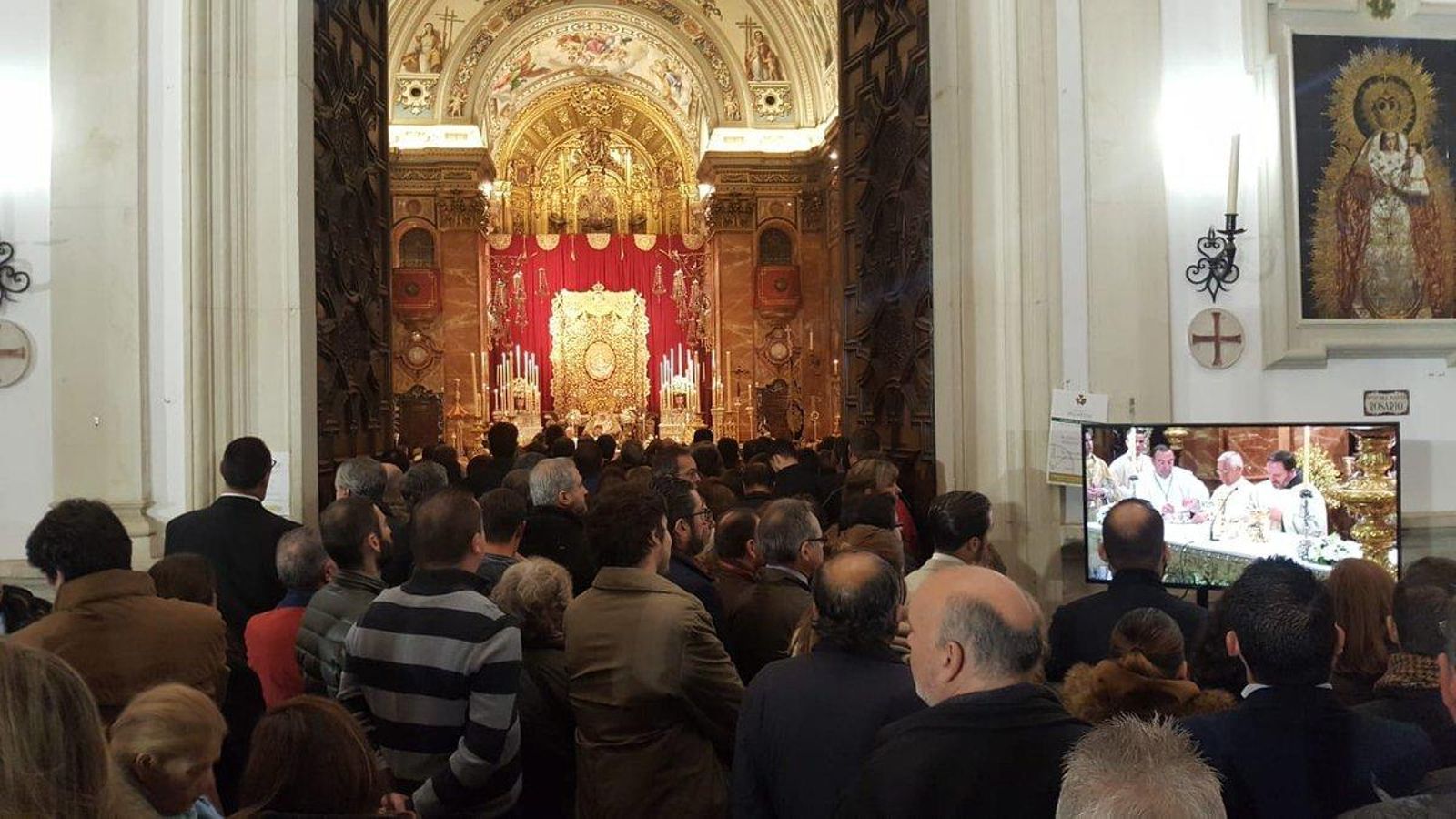 Los fieles siguiendo desde el atrio la función solemne.