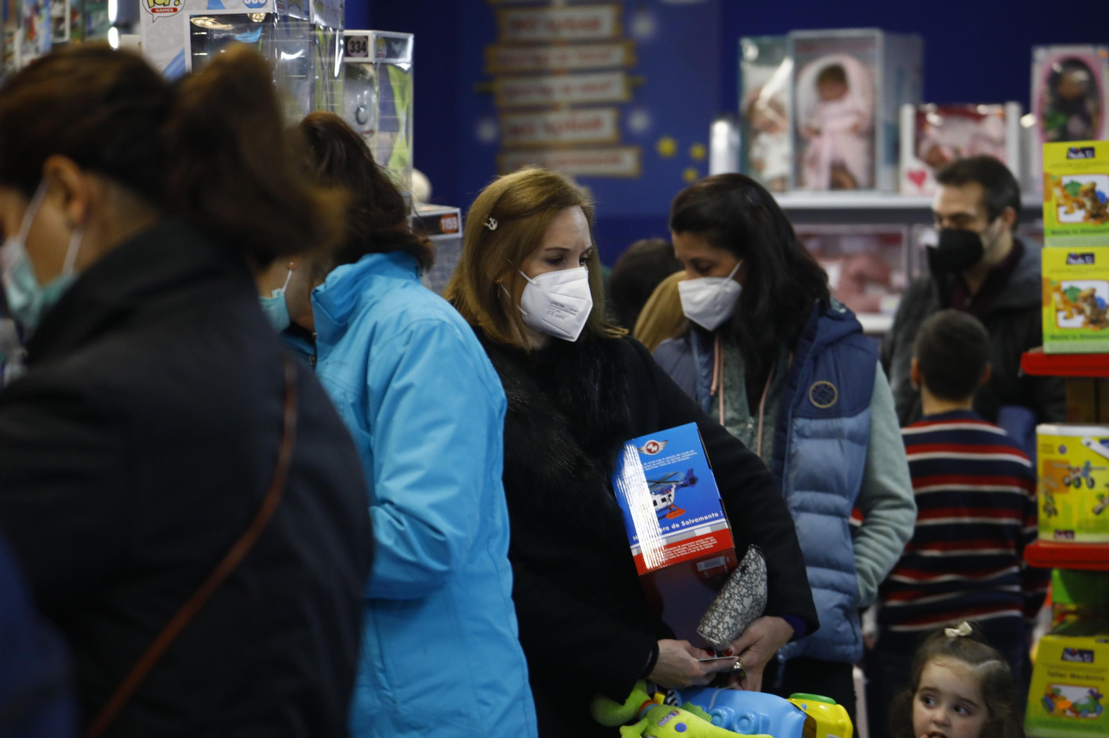 Los últimos días para comprar los regalos de Reyes, en fotografías