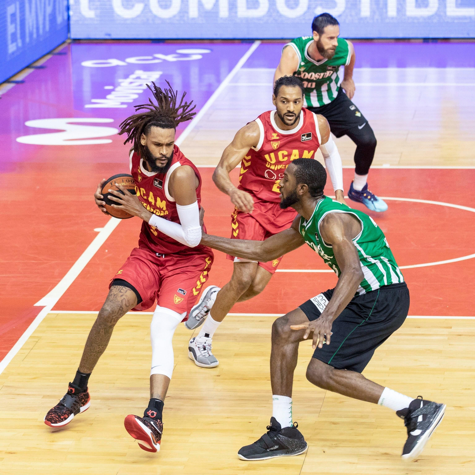 Vitto Brown presiona a Web III.