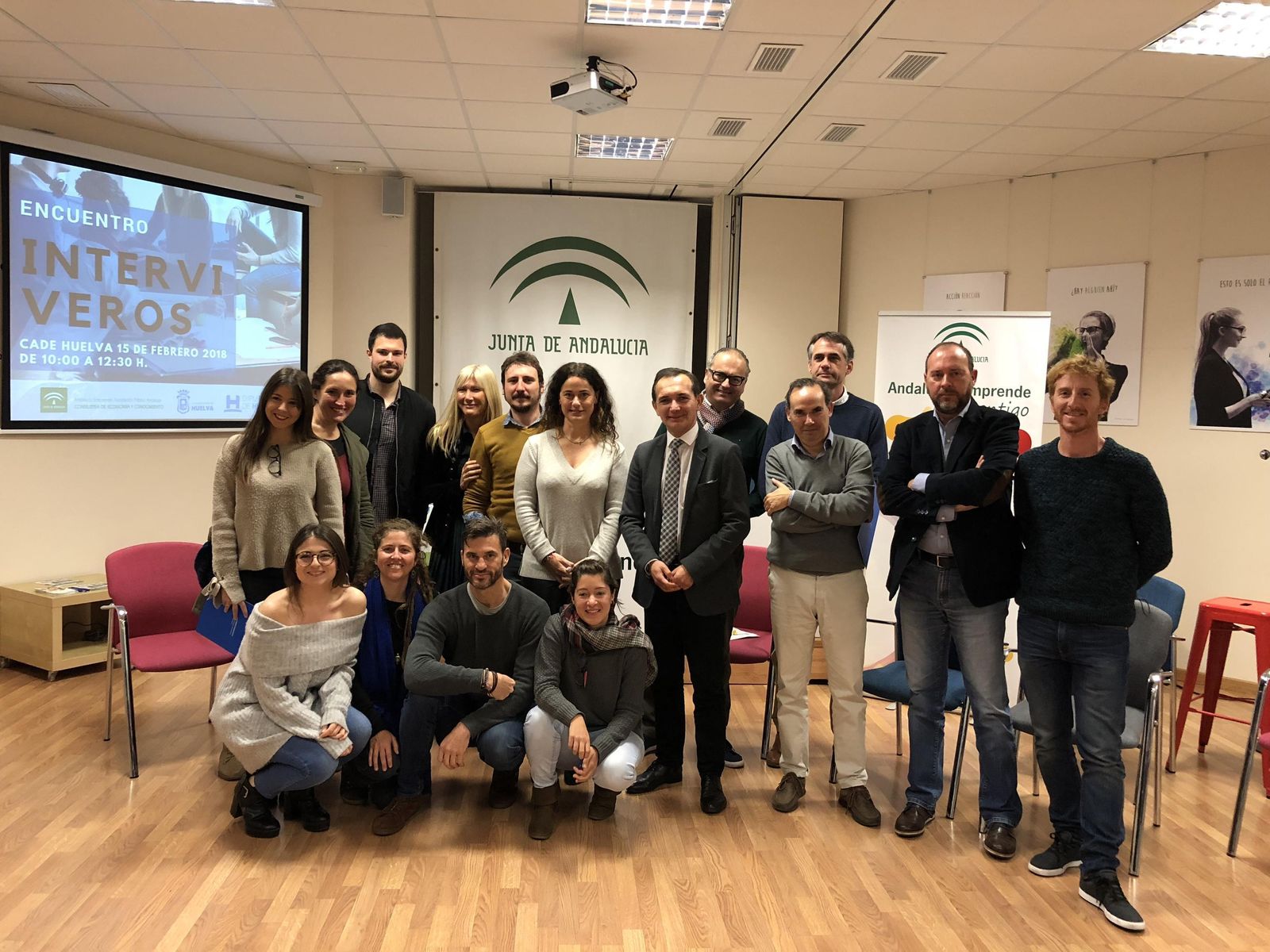 Foto de familia del delegado Manuel Ceada y los representantes de la empresas impulsadas a través del CADE.