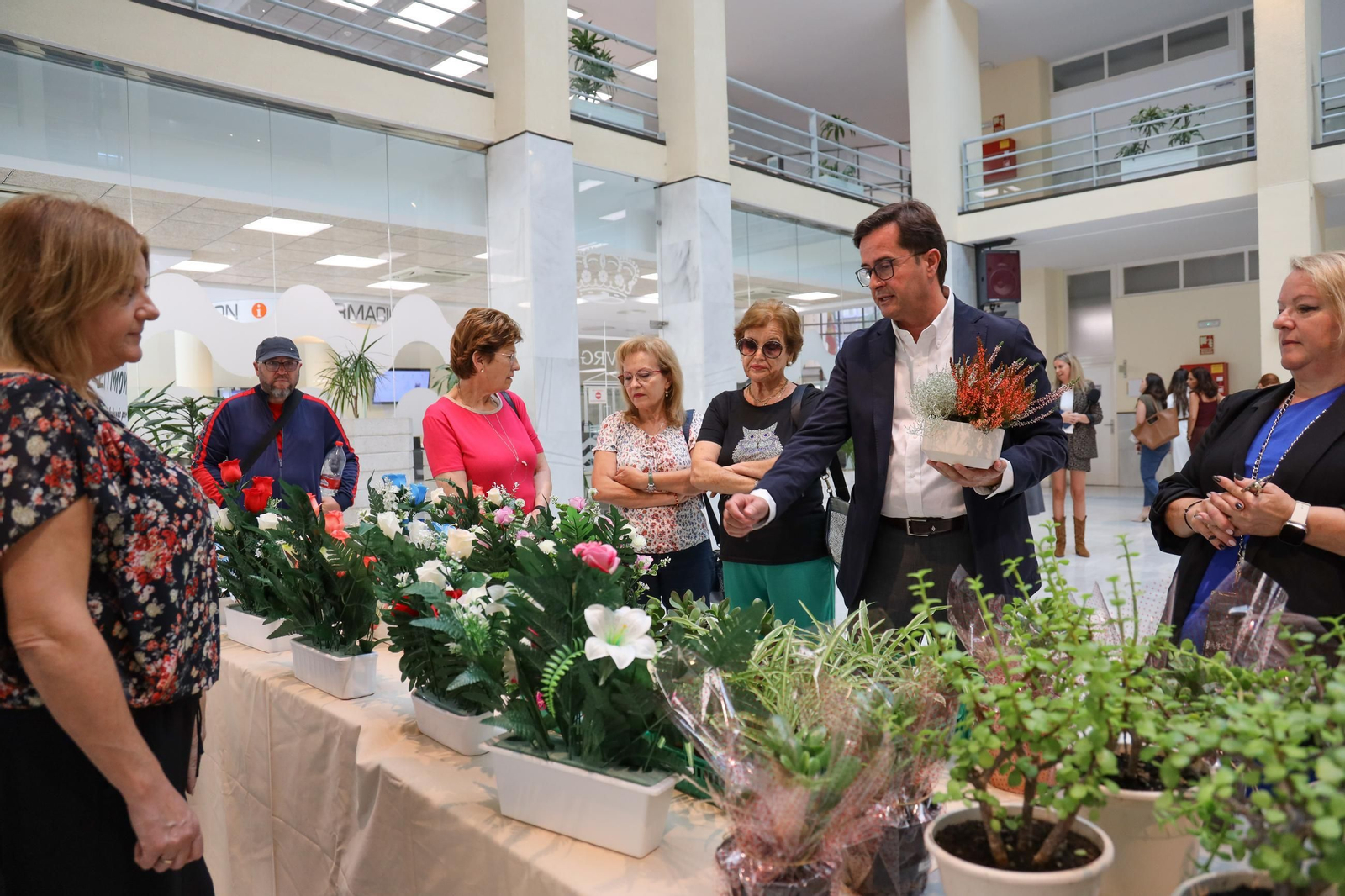 Las muestras de los usuarios en el acto realizado en el Ayuntamiento de El Ejido.