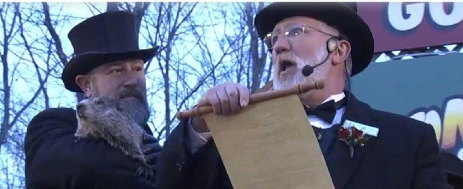 La marmota Phil, la del pueblo de Punxsutawney y sus cuidadores esta mañana