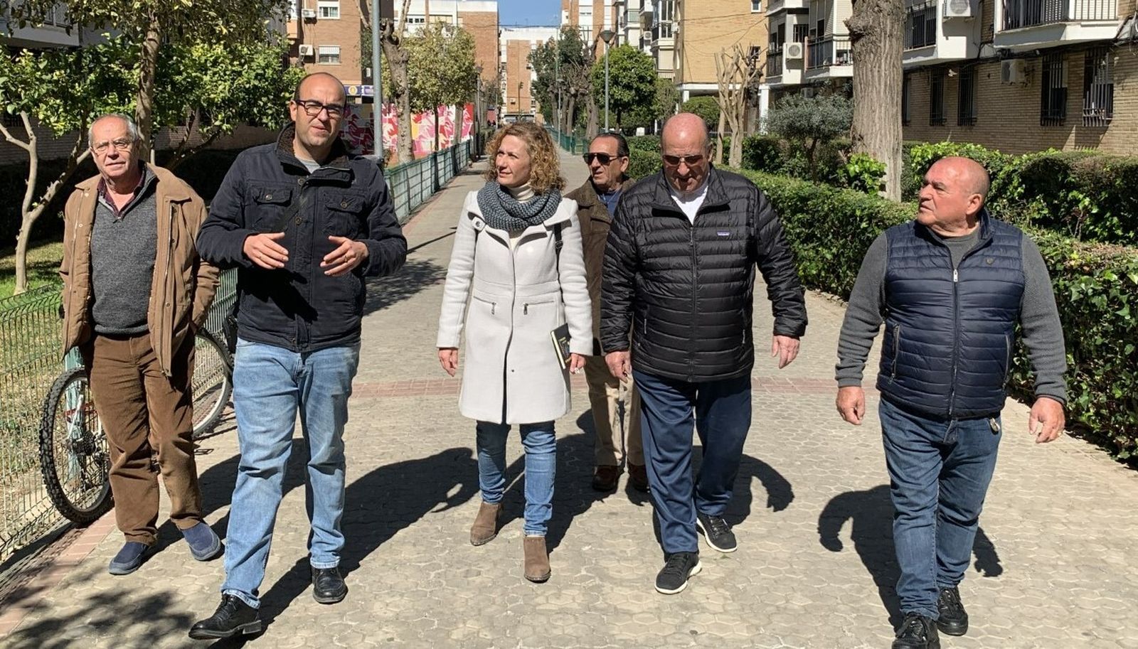 Susana Hornillo (en el centro), junto a varios vecinos de Tartessos durante su visita a la barriada.