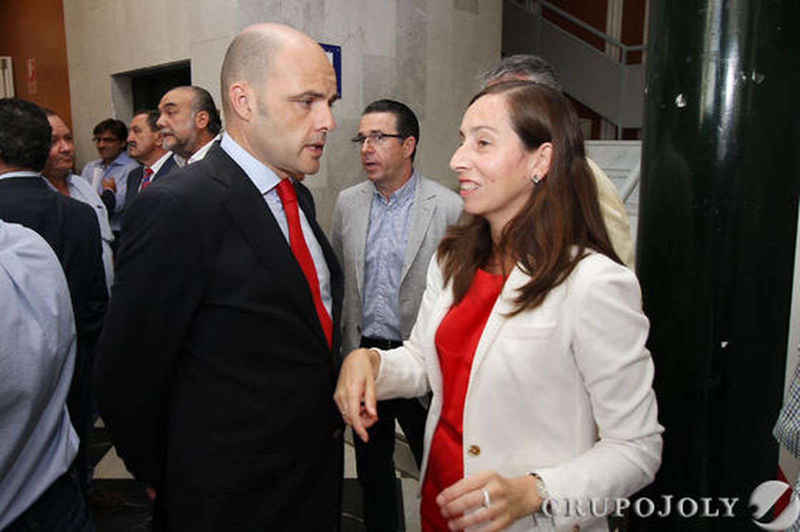 Silvia Gómez Delgado, responsable de la zona de Huelva del Banco de Santander, conversa con Justiniano Cortés Mancha, director comercial de la entidad bancaria. / Fotos: A. Domínguez y Canterla