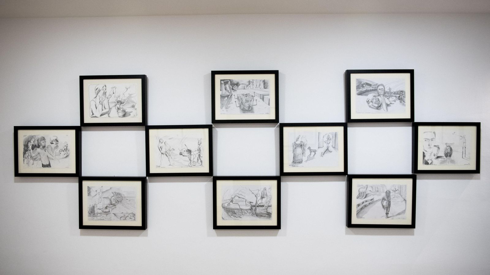 arios de sus dibujos a lápiz, de inspiración daliniana, realizados durante la gira de 'Geometría del rayo'.