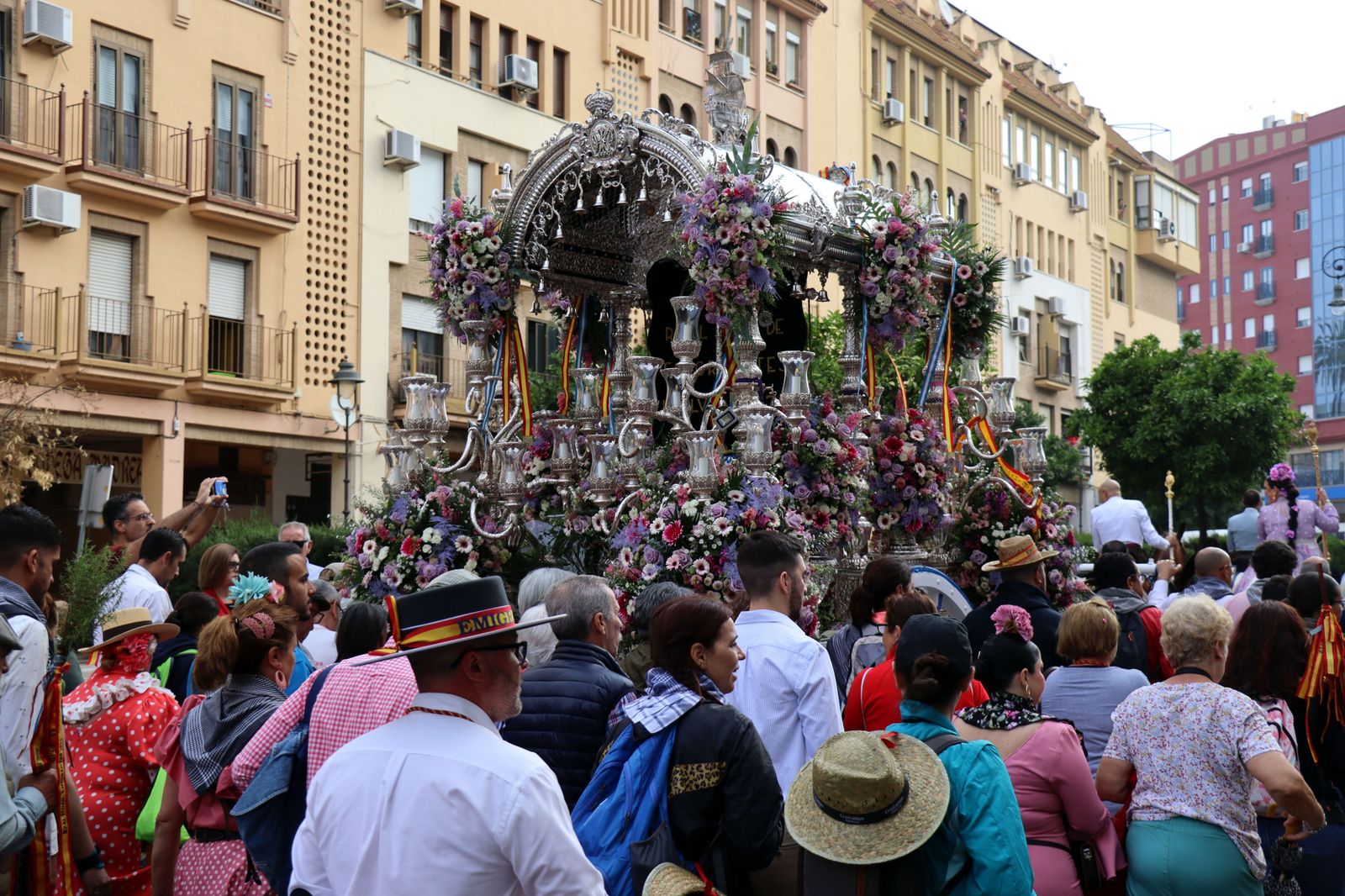 El Rocío 2023: Imágenes de la Hermandad de Emigrantes en su salida de Huelva