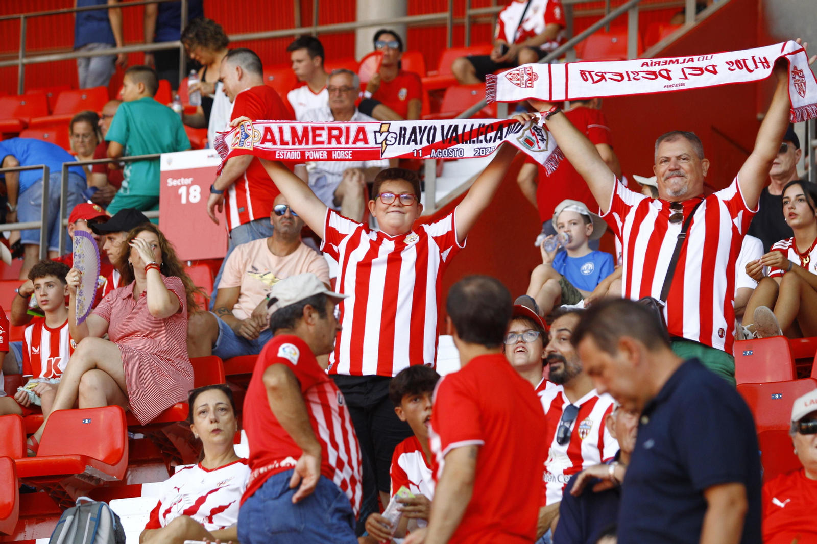 Aficionados del conjunto rojiblanco alzan su bufanda durante un partido de la presente temporada.
