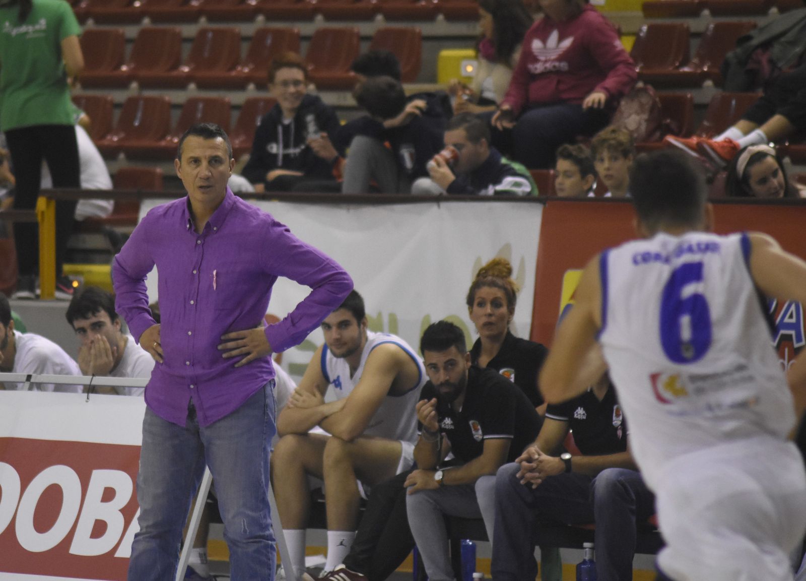 Jesús Lázaro da instrucciones en el banquillo de Vista Alegre.
