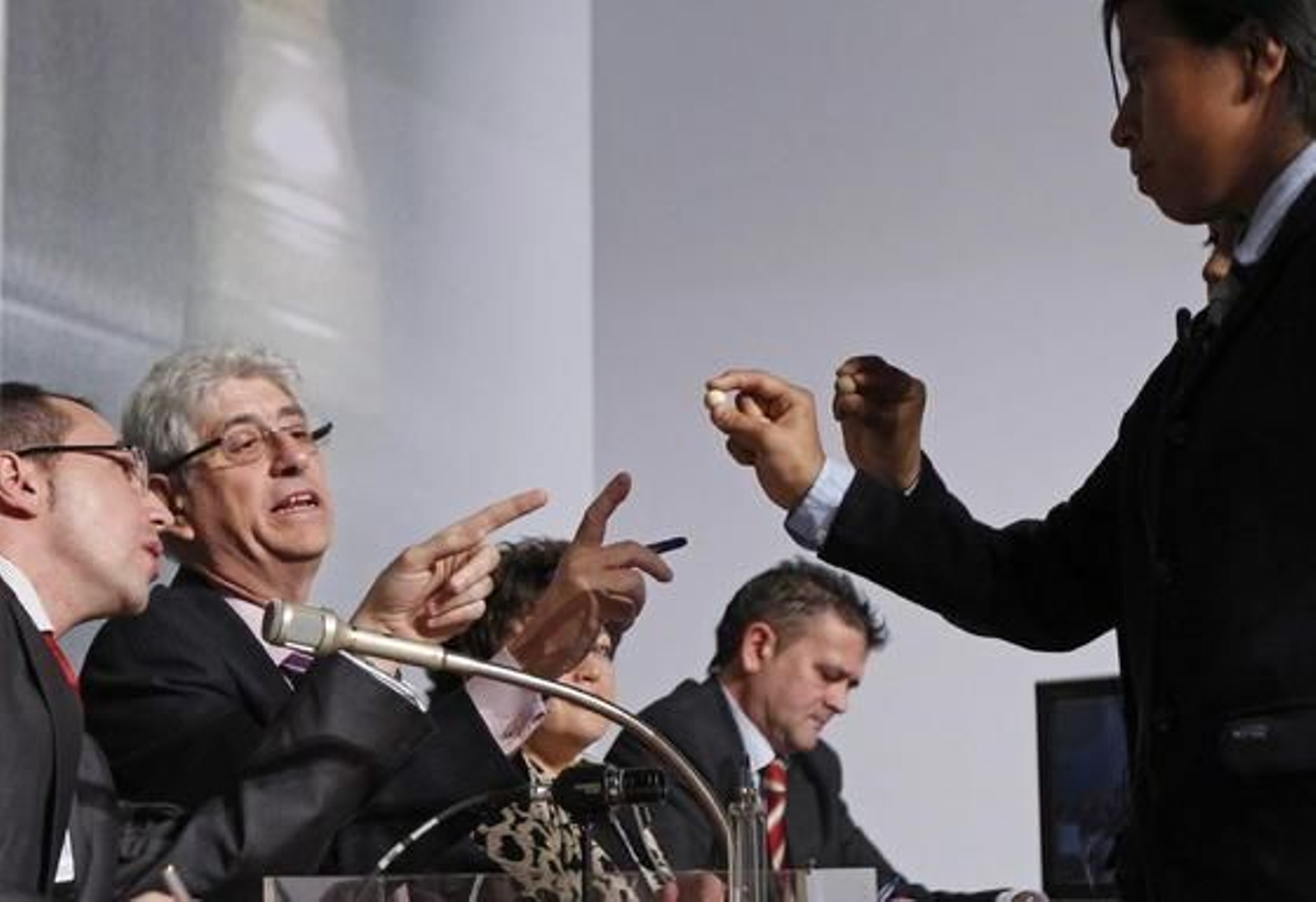 El Gordo ha recaído en el número 58.268, vendido íntegramente en un pubelo de Huesca.

Foto: EFE