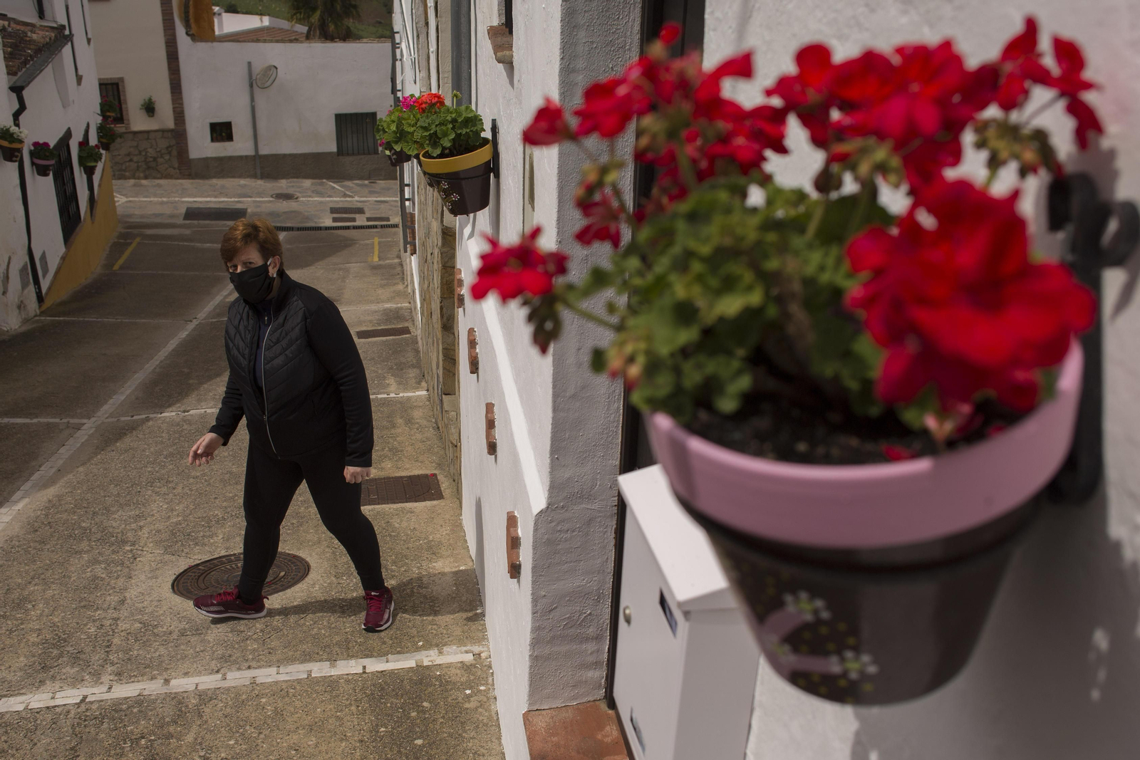 Una vecina en una calle de Jimera de Líbar.