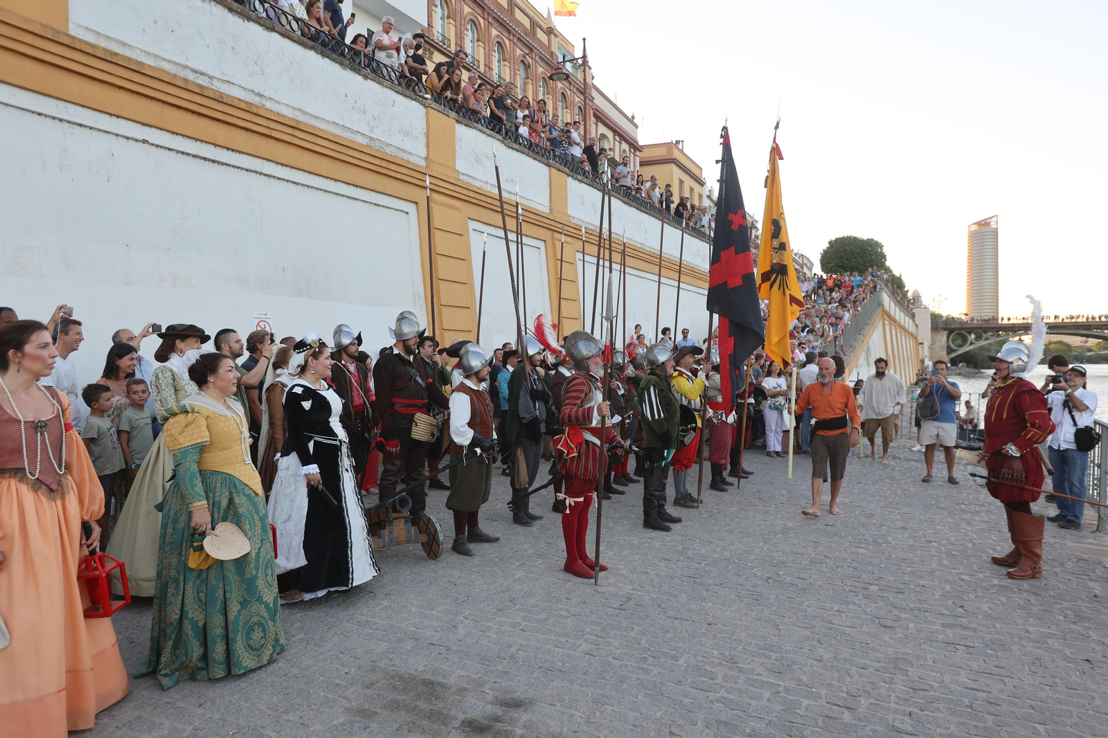 DESEMBARCO DE 18 ACTORES REPRESENTANDO A ELCANO Y ESCOLTADOS POR EL TERCIO DE OLIVARES