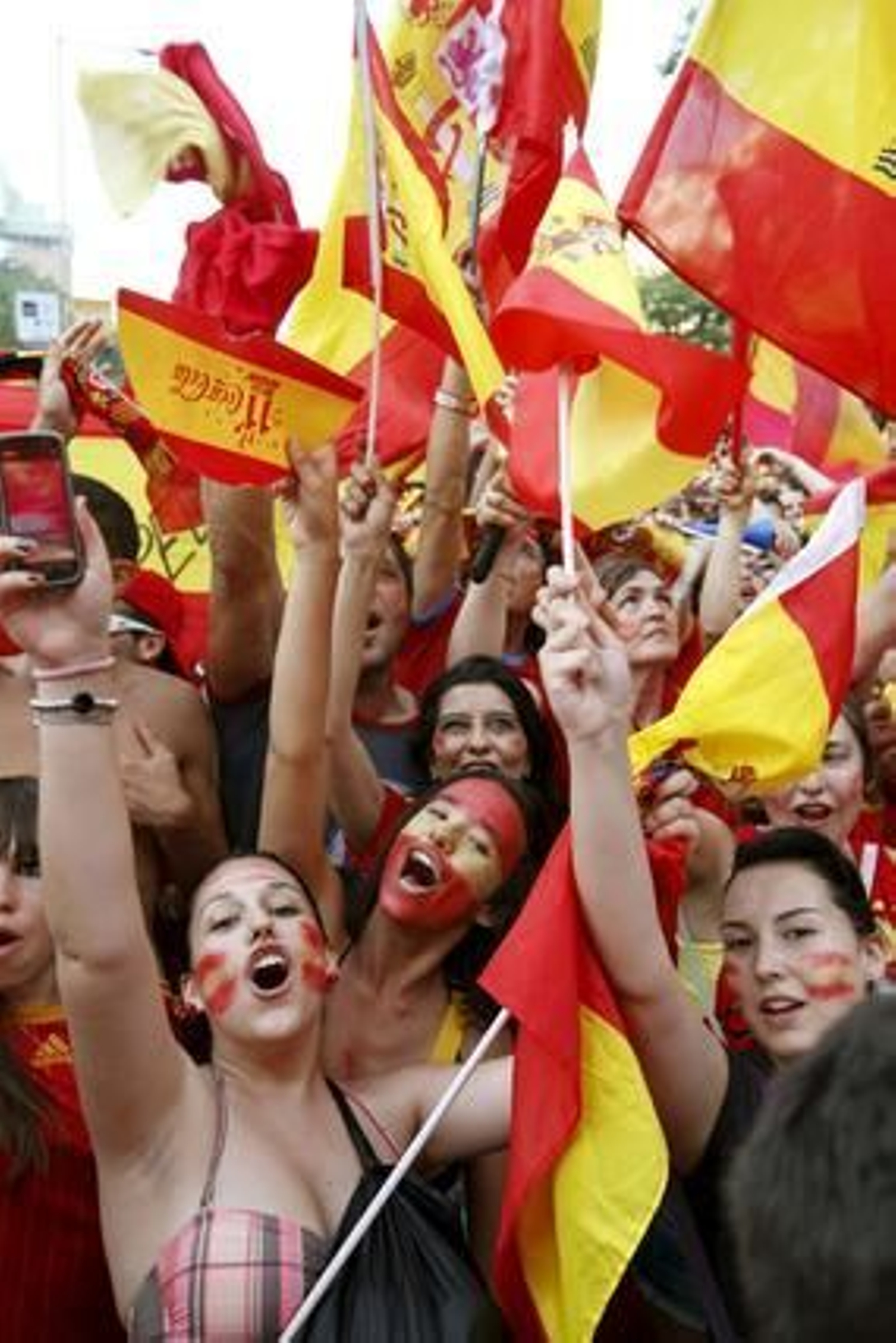 Jóvenes eufóricos por la victoria en Madrid.

Foto: Agencias