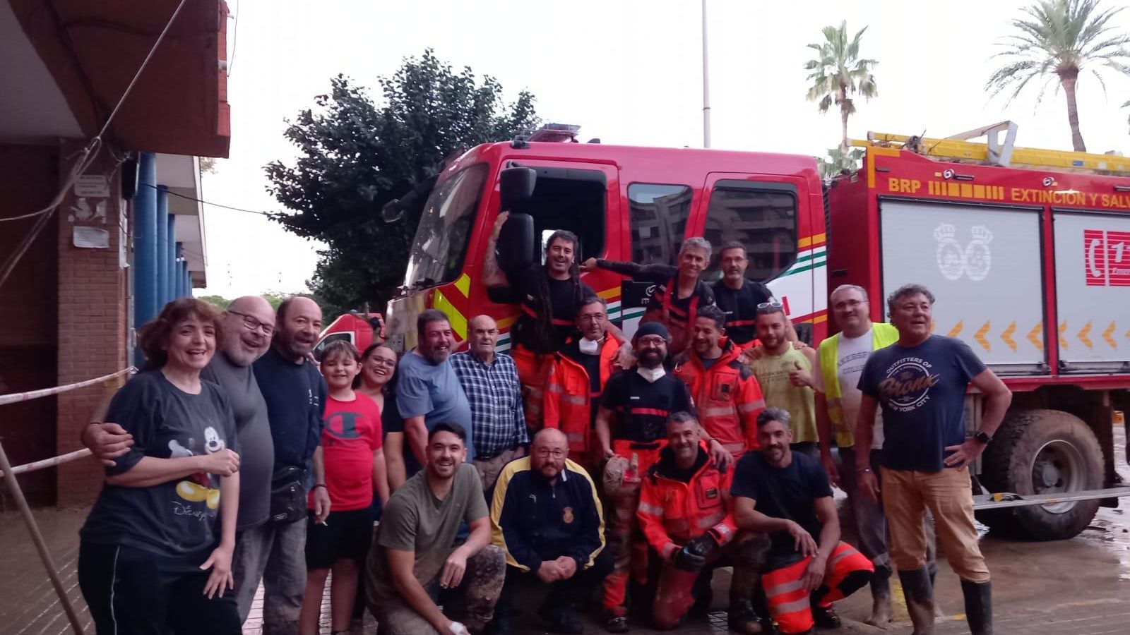 Los bomberos de Huelva junto a vecinos del municipio de Catarroja. Los bomberos de Huelva junto a vecinos del municipio de Catarroja.