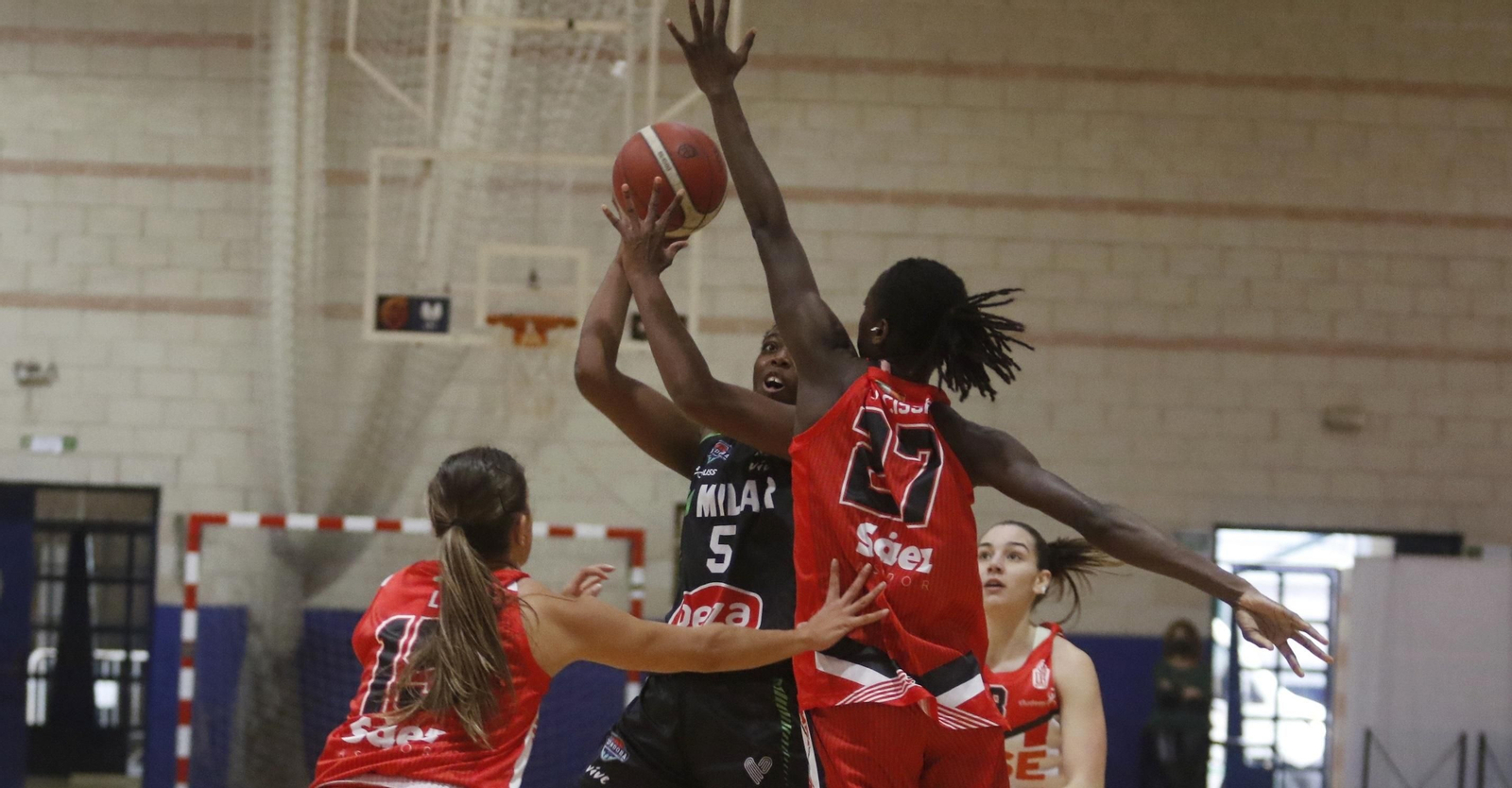Aya Traoré lanza a canaste ante la oposición de dos rivales.