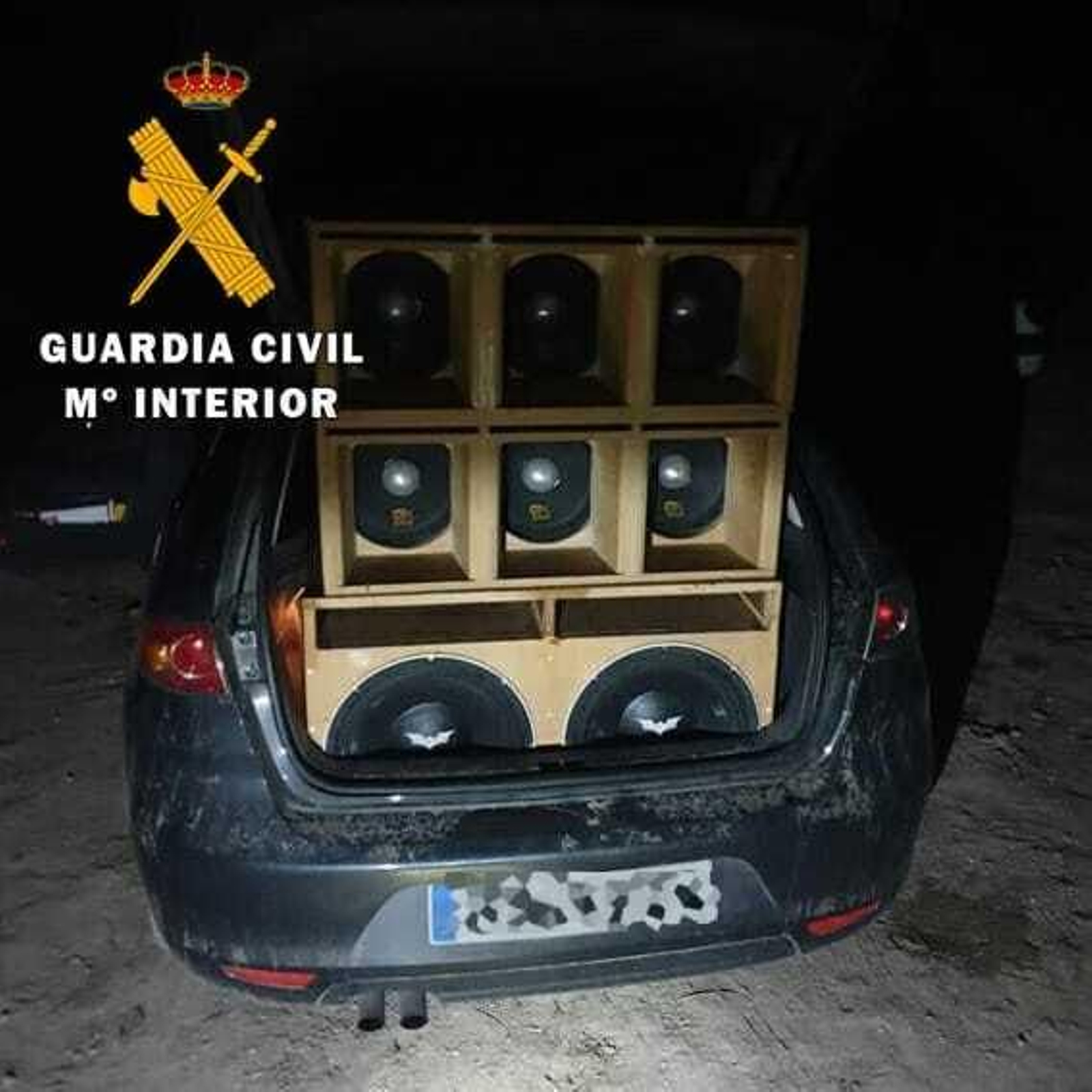 Equipo de sonido instalado en un vehículo que acudió a la fiesta ilegal.