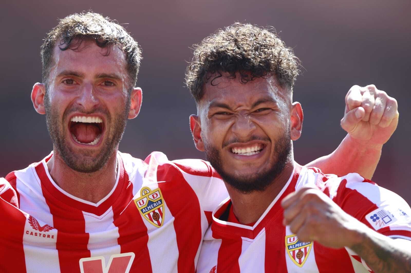 Baptistao celebra con Suárez uno de los tantos ante el Granada