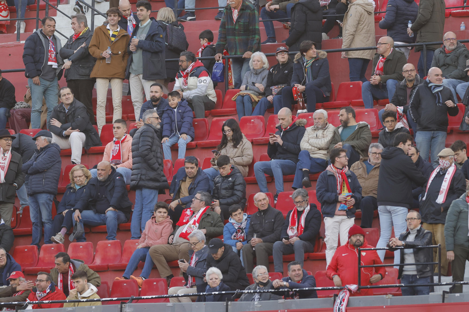 Búscate en las fotos del Sevilla-Elche