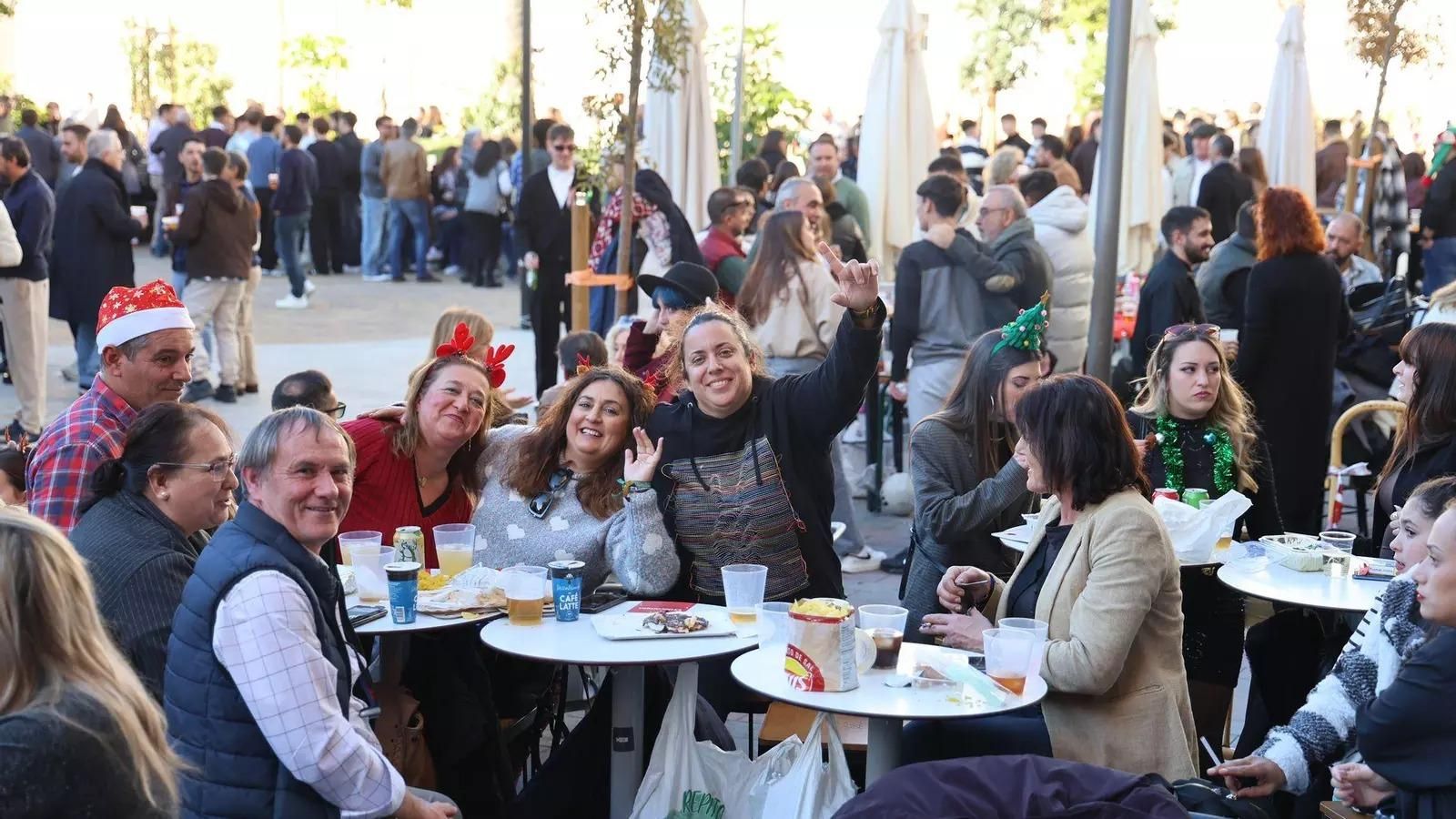 Mesas llenas durante la Navidad de 2024 en Huelva.