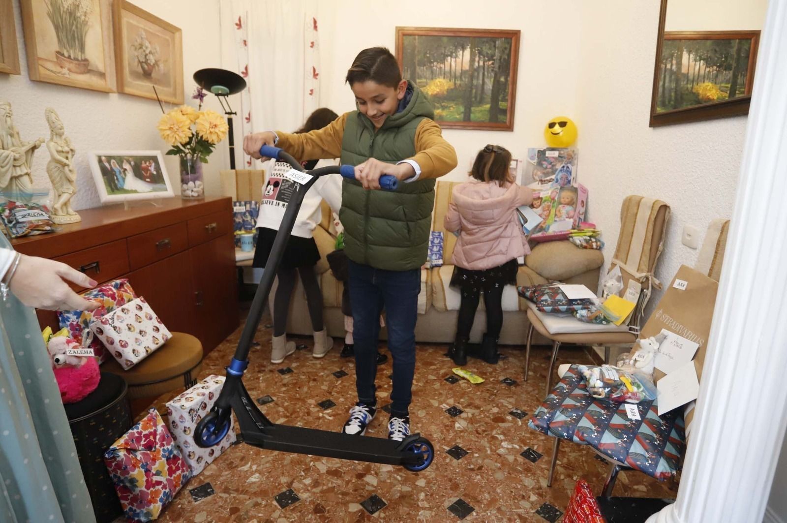 Un niño onubense estrena su nuevo patinete.