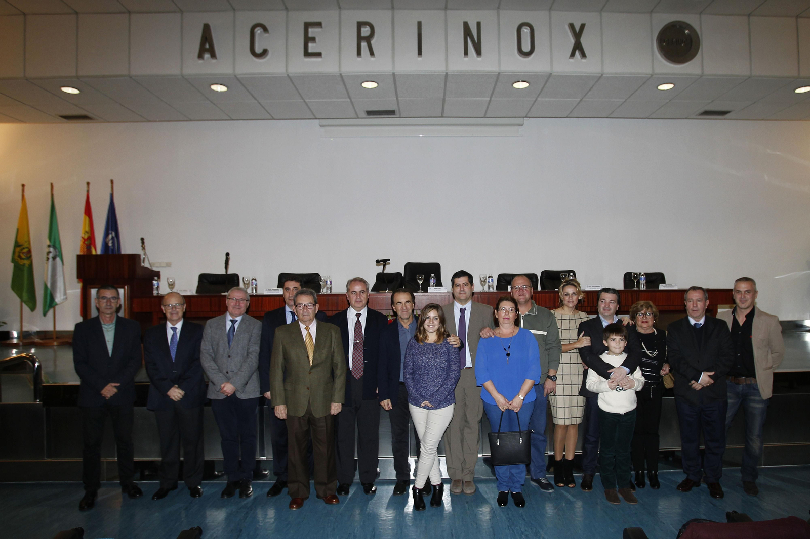 los galardonados con los premios 'Rafael Naranjo' junto a sus familiares, en la factoria.