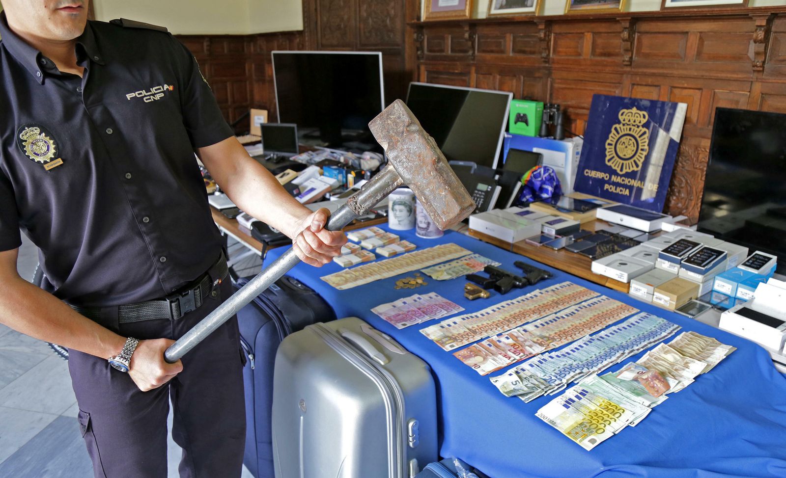 Un policía muestra una maza usada por una banda que asaltaba domicilios en Jerez hace unos años.