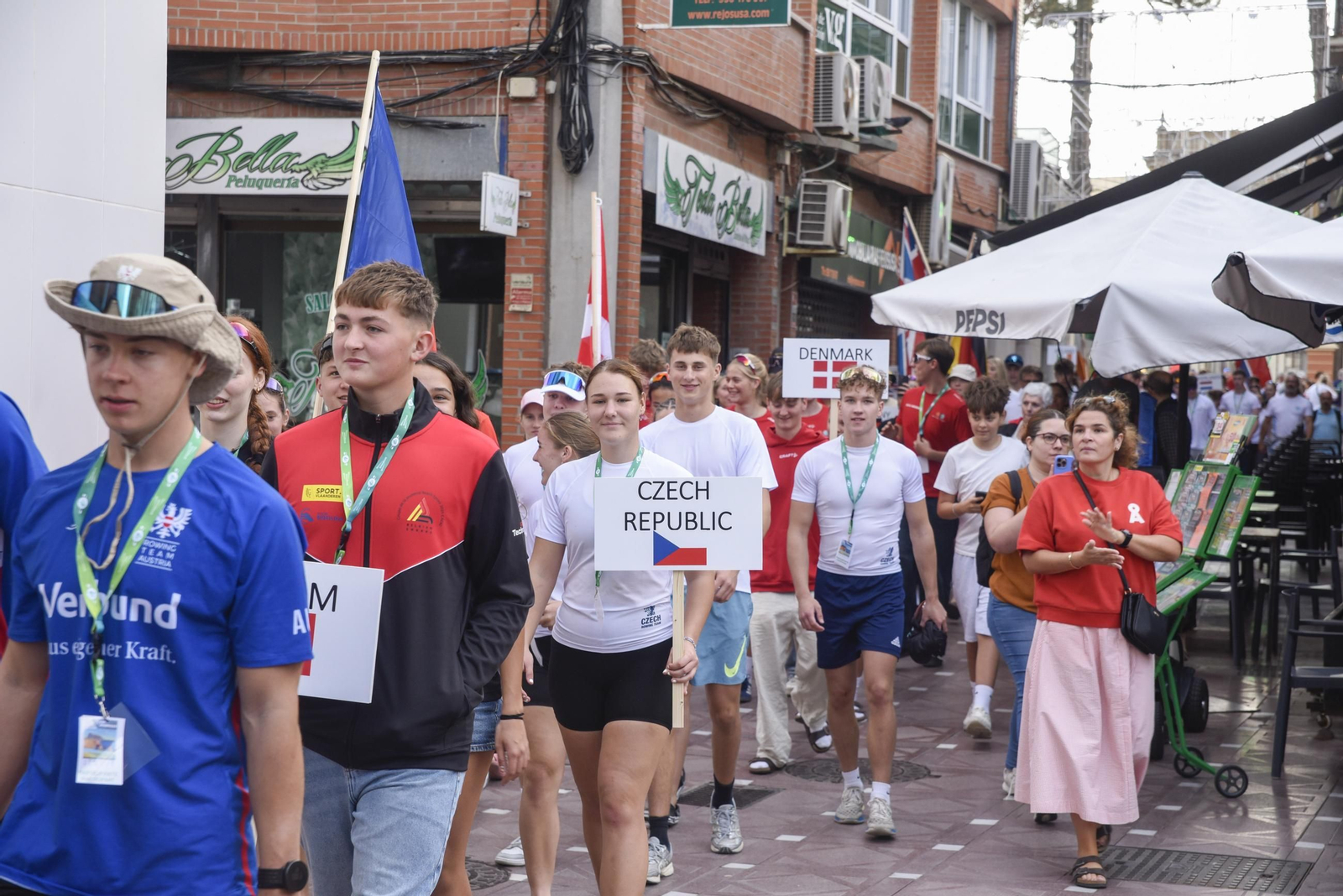 Las fotos del desfile de participantes de la Copa de la Juventud Europea de remo beach sprint de La Línea