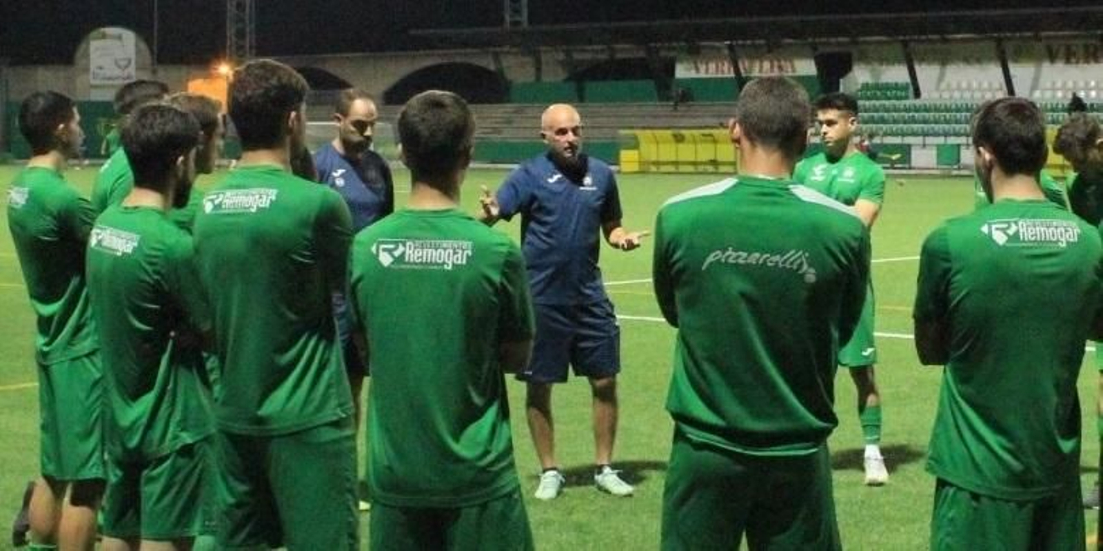 José Ángel Garrido da órdenes a sus jugadores durante un entrenamiento.