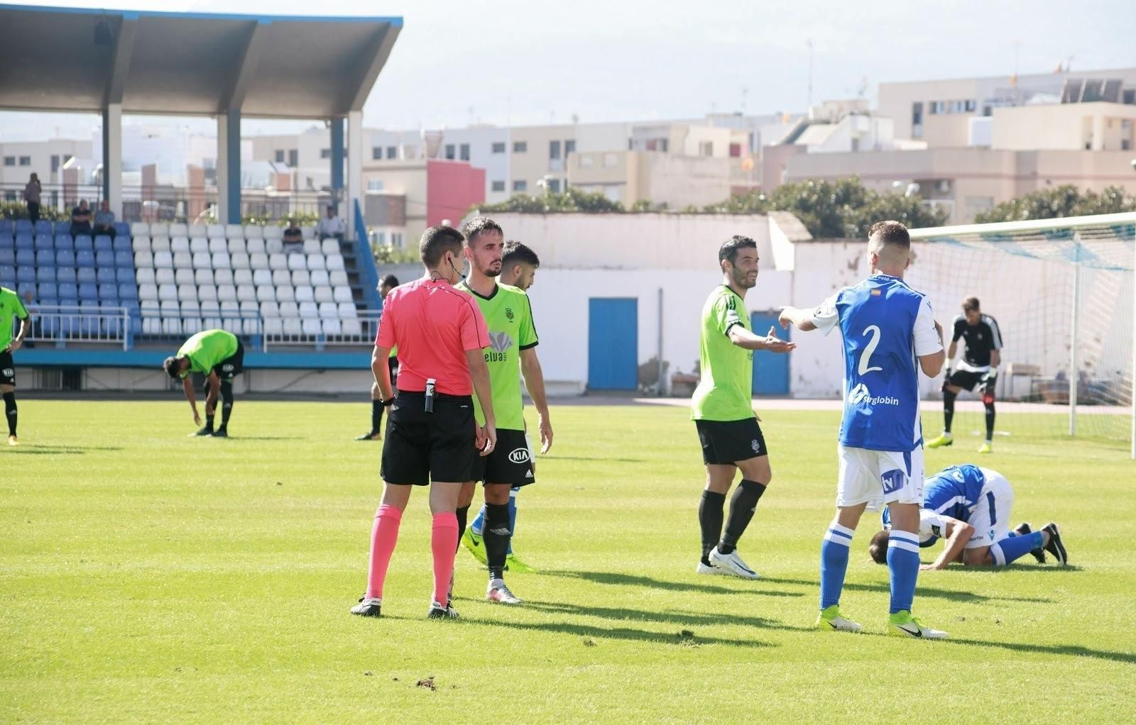 Casado se disculpa con un jugador del Melilla tras una falta.