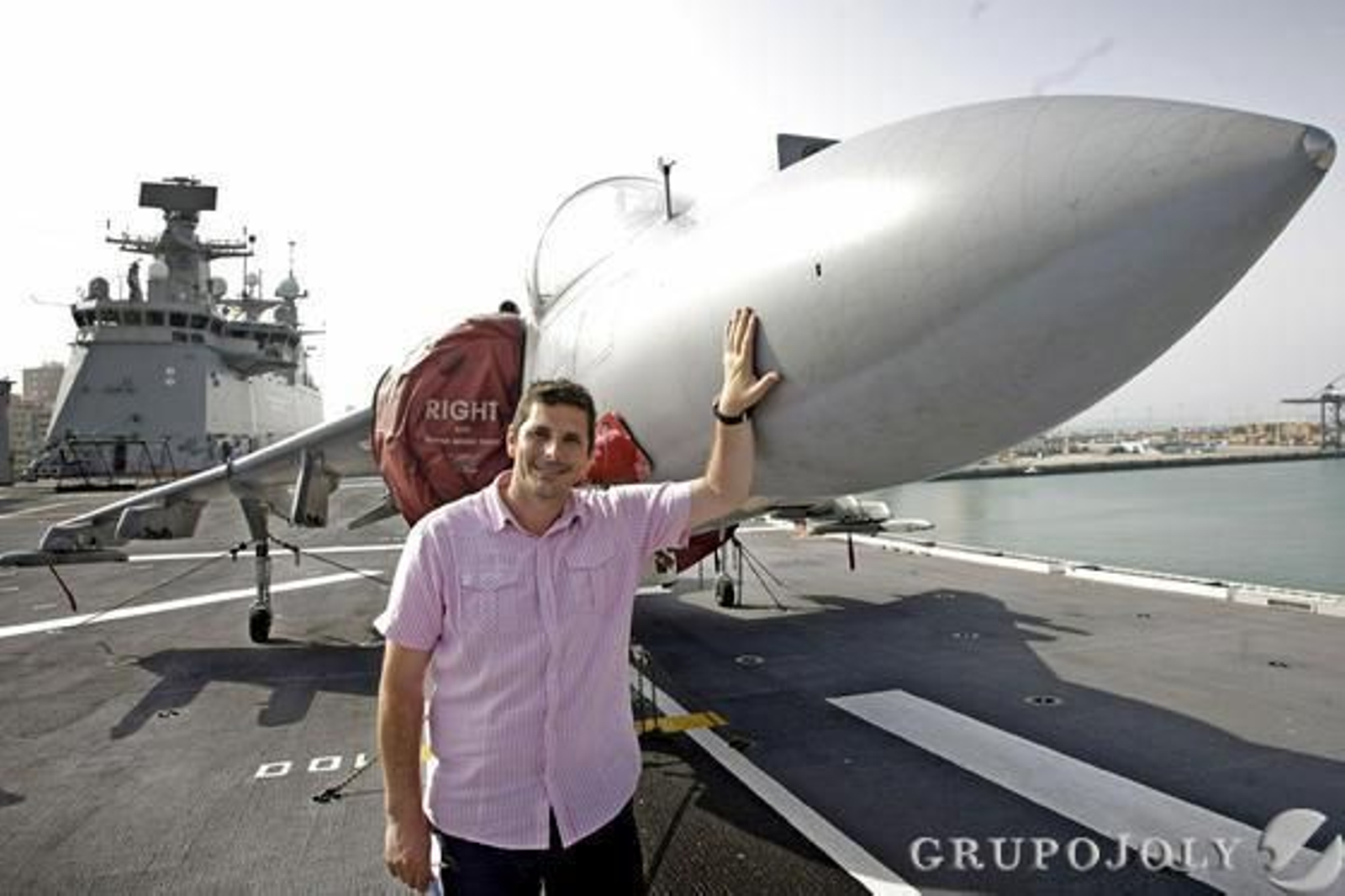 El mayor buque que haya tenido la Armada española en toda su historia permanecerá 3 días en el puerto gaditano en jornada de puertas abiertas./Julio González