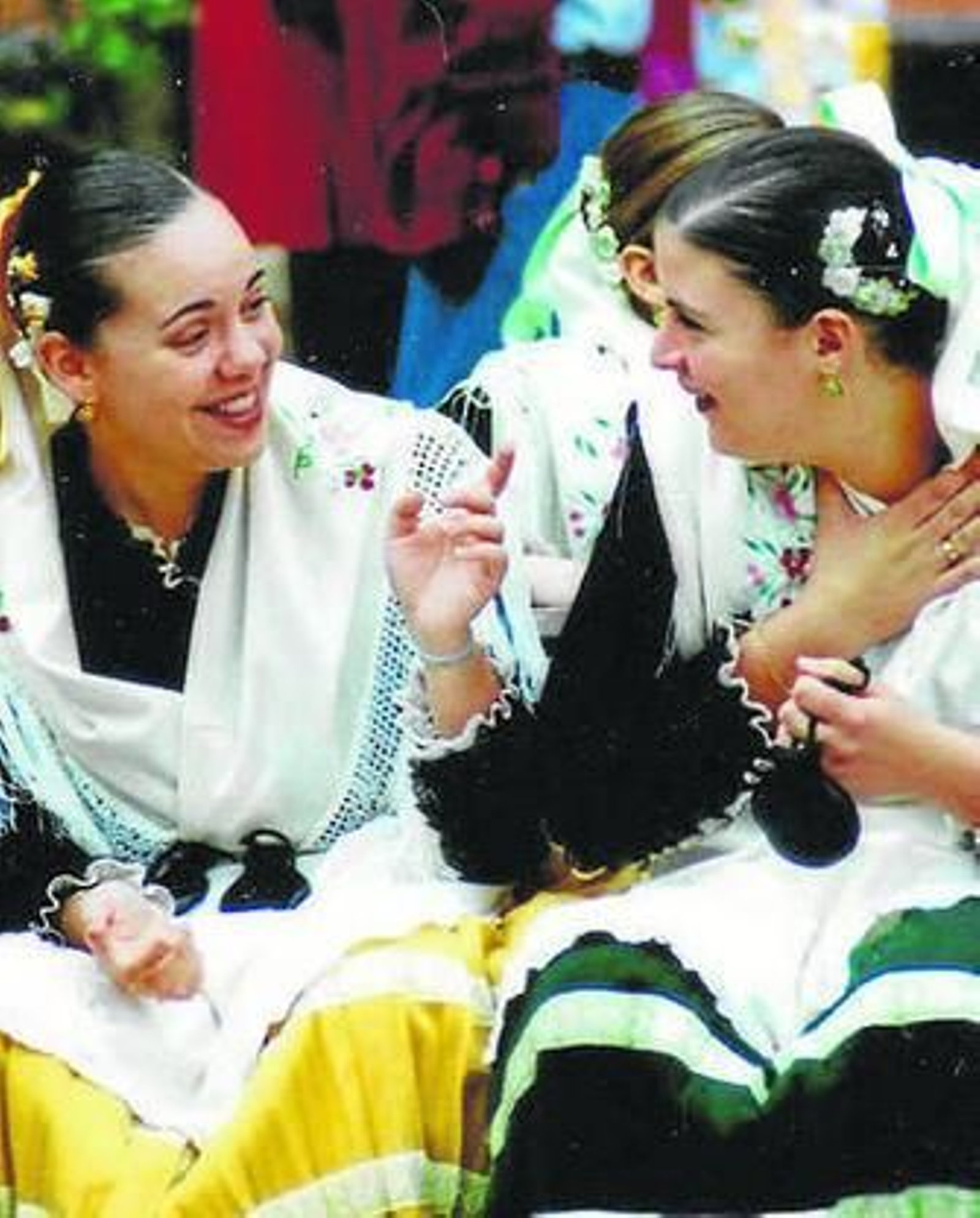 Fotos de décadas pasadas. En esta galería se recogen imágenes recogidas por particulares y en libros de la indumentaria tradicional que se utiliza en diferentes municipios (María, Vélez Rubio, Tabernas, la capital...). Mostrando un denominador común en el conjunto de prendas.