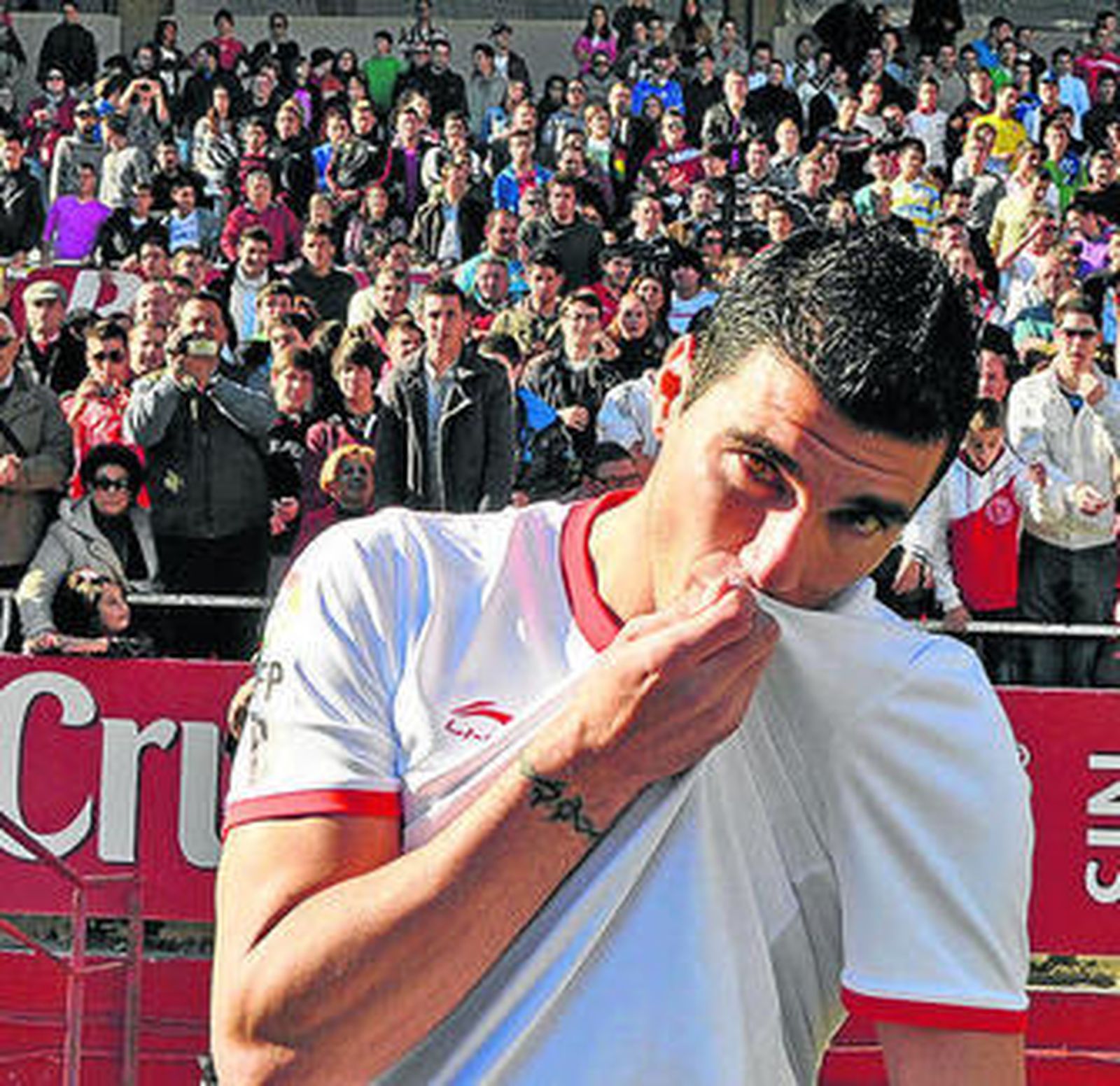 Reyes besa el escudo sevillista ocho años después.