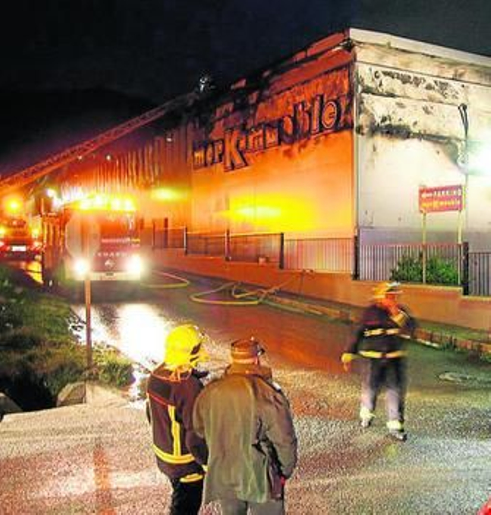 La nave de Merkamueble ha quedado arrasada.