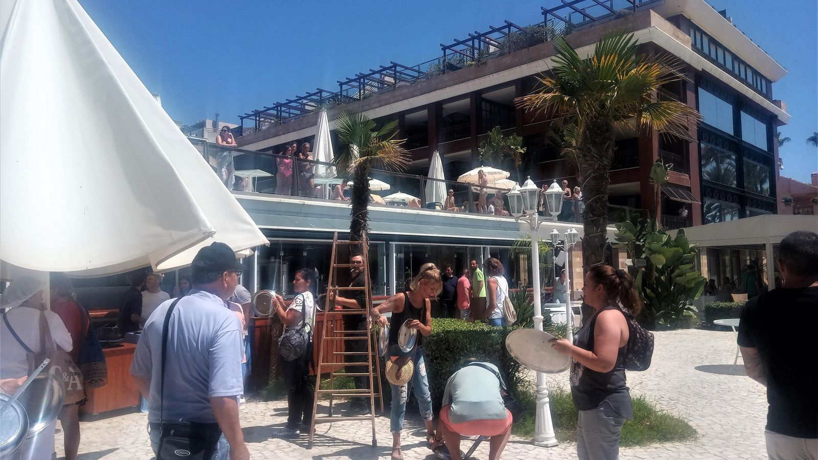 Los empleados han montado una cacerolada ante la mirada de los turistas.