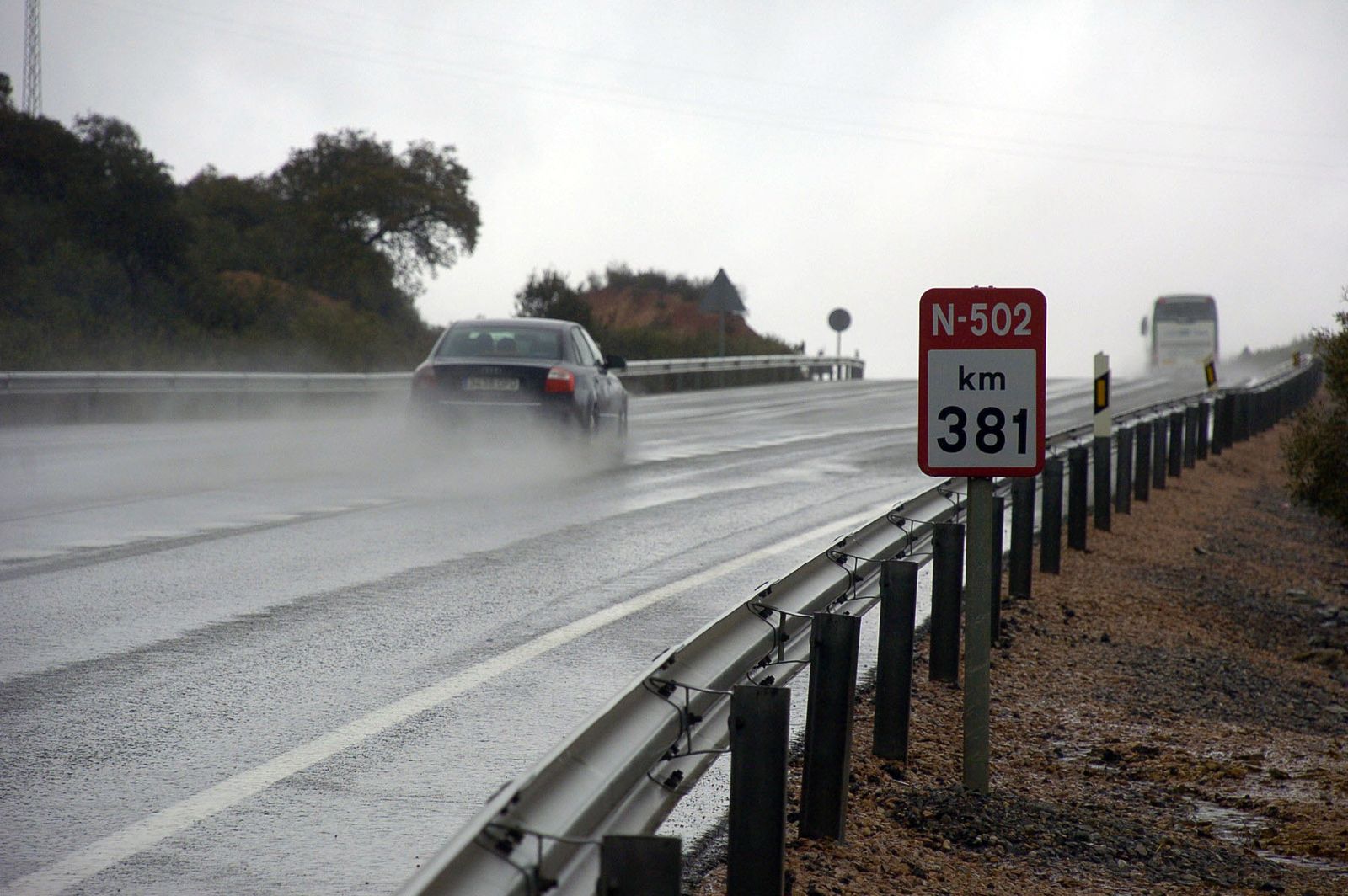 Vehículos circulan en la carretera N-502.