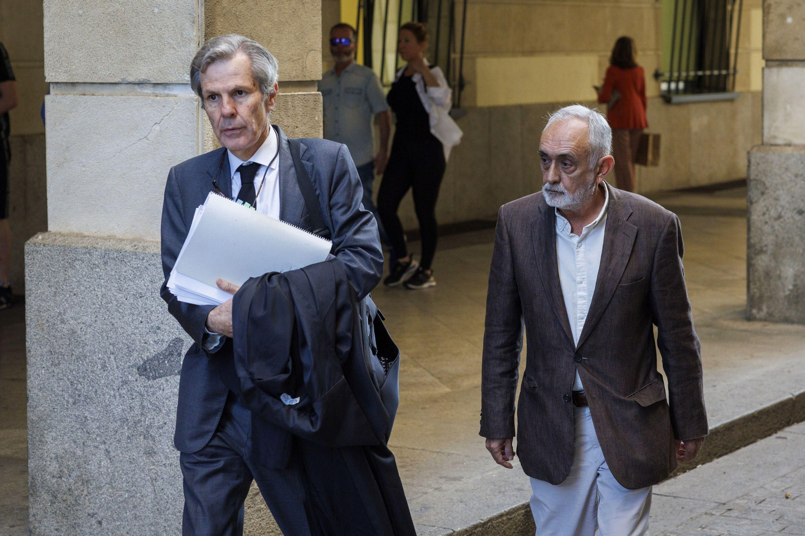 El ex director de la Faffe Fernando Villén, con su abogado Adolfo Cuéllar, llega a la Audiencia.