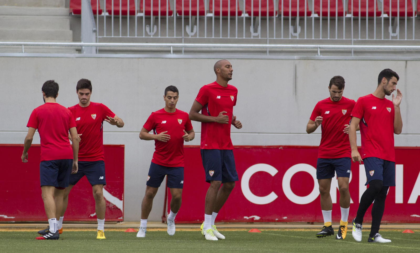 N'Zonzi realiza un entrenamiento en la ciudad deportiva, con Ben Yedder a su espalda.