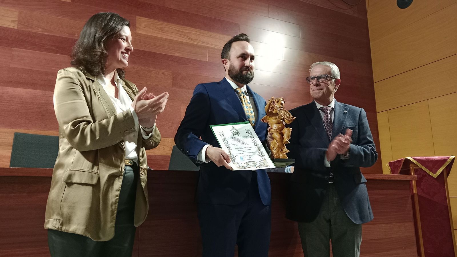 Manuel Oliva tras recibir el Galardón La Venera, en San Fernando