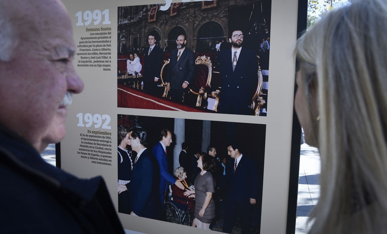 Imágenes de la exposición de mupis en la Puerta de Jerez sobre Alberto y Ascensión