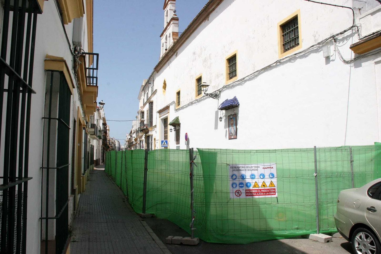 La parroquia de San Joaquín permanece cerrada y la calle Cielo cortada desde hace ya casi un mes.